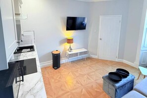 Unclassified image, 5 of 10, button - Cosy Perth Apartment - City Comforts (Perth)