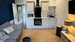 Living area - Cosy Perth Apartment - City Comforts (Perth)