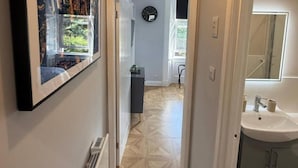 Shower, towels - Cosy Perth Apartment - City Comforts (Perth)