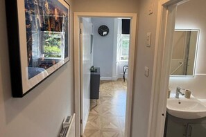 Unclassified image, 3 of 10, button - Cosy Perth Apartment - City Comforts (Perth)