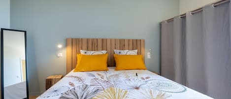 2 chambres, fer et planche à repasser, lit de bébé portatif