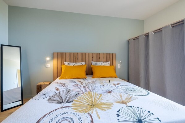 2 bedrooms, iron/ironing board, travel cot