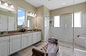 Secadora de cabello, bidet, toallas
