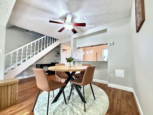Charming 2-bedroom townhome with WiFi, AC in peaceful White Marsh