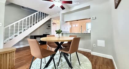 Charming 2-bedroom townhome with WiFi, AC in peaceful White Marsh