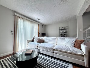 Smart TV, computer monitors - Charming 2-bedroom townhome with WiFi, AC in peaceful White Marsh (White Marsh)