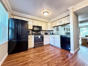 Fridge, microwave, oven, stovetop - Charming 2-bedroom townhome with WiFi, AC in peaceful White Marsh (White Marsh)