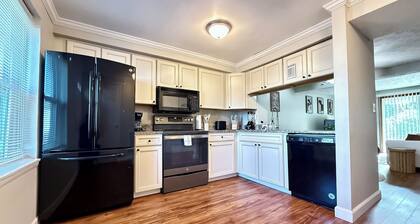 Charming 2-bedroom townhome with WiFi, AC in peaceful White Marsh