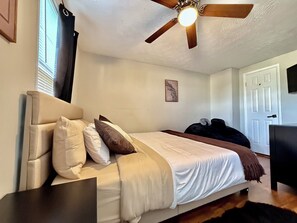 2 bedrooms, desk, iron/ironing board, free WiFi - Charming 2-bedroom townhome with WiFi, AC in peaceful White Marsh (White Marsh)