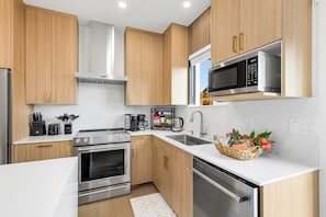 Réfrigérateur, four à micro-ondes, un four, surface de cuisson