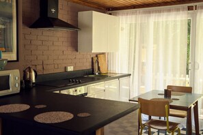 Four à micro-ondes, un four, surface de cuisson, lave-vaisselle