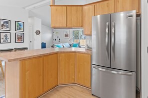 Interior - 	
★ 2 King beds, Soaking Tub, Huge Yard, Fire Pit, Dog Friendly★ (Westport)