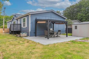 Outdoor dining - 	
★ 2 King beds, Soaking Tub, Huge Yard, Fire Pit, Dog Friendly★ (Westport)