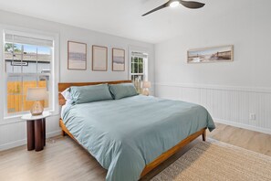 3 bedrooms, iron/ironing board, WiFi, bed sheets - 	
★ 2 King beds, Soaking Tub, Huge Yard, Fire Pit, Dog Friendly★ (Westport)