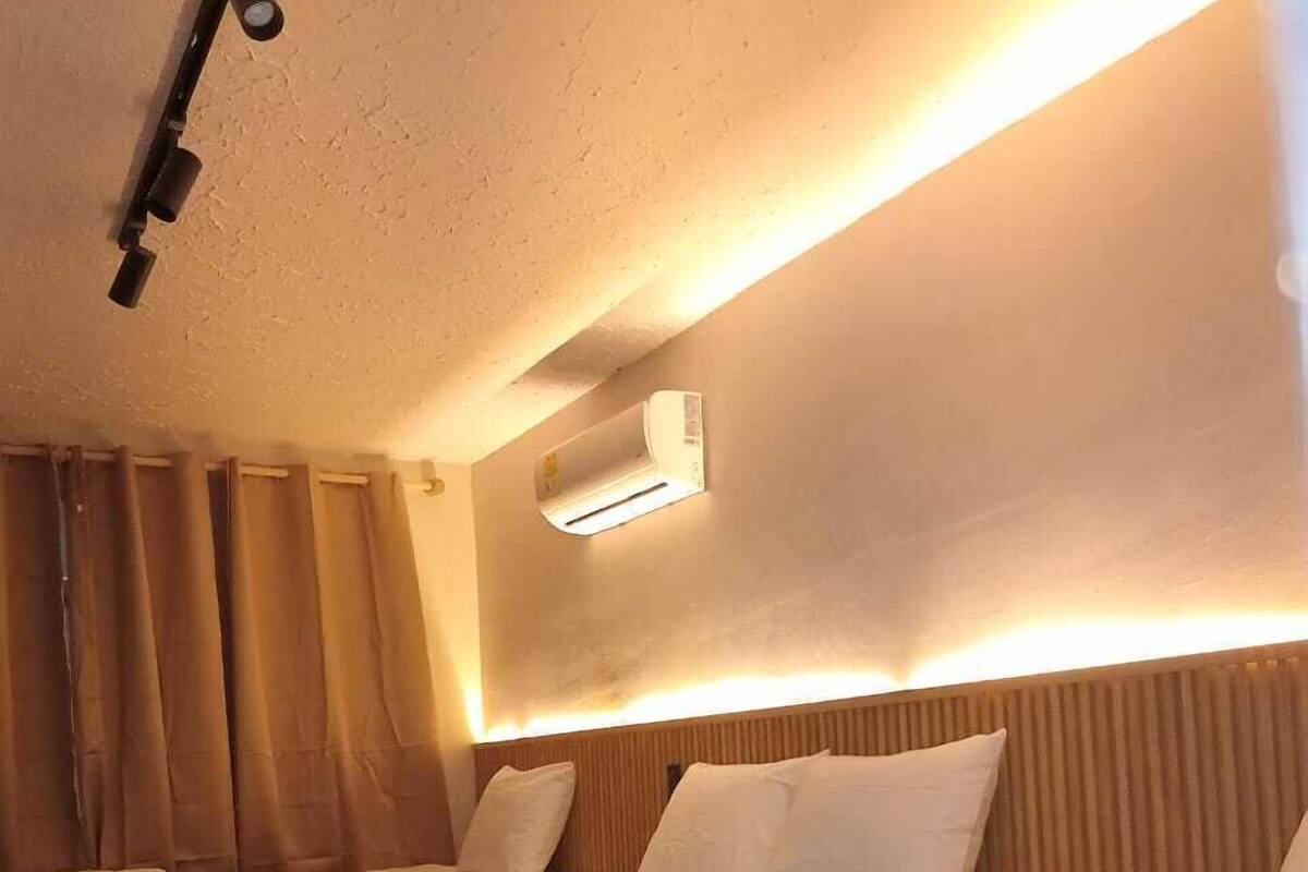 Family Room | Laptop workspace, WiFi (free), bed sheets