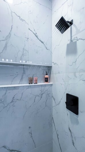 Dusche, Haartrockner, Handtücher, Seife