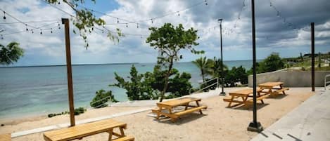 تناول الطعام بالخارج