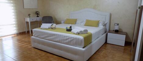 2 chambres, coffres-forts dans les chambres, bureau, lit parapluie
