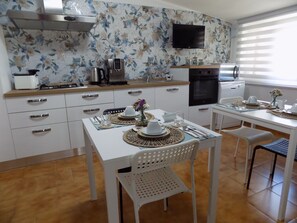 Kühlschrank, Mikrowelle, Ofen, Geschirrspüler