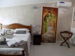 2 bedrooms, in-room safe, desk, travel cot