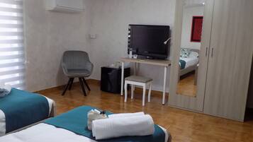 2 chambres, coffres-forts dans les chambres, bureau, lit parapluie