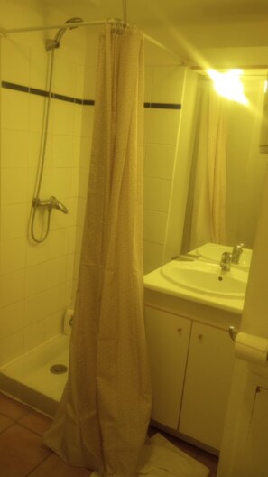 Serviettes fournies, savon, papier toilette