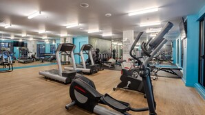 A gym with treadmills, ellipticals, and weight machines. - Elegant 1BR Retreat | Chic Stay in Old Port (Montreal)