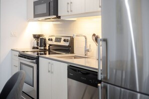 Een koelkast, een microgolfoven, een oven, een kookplaat