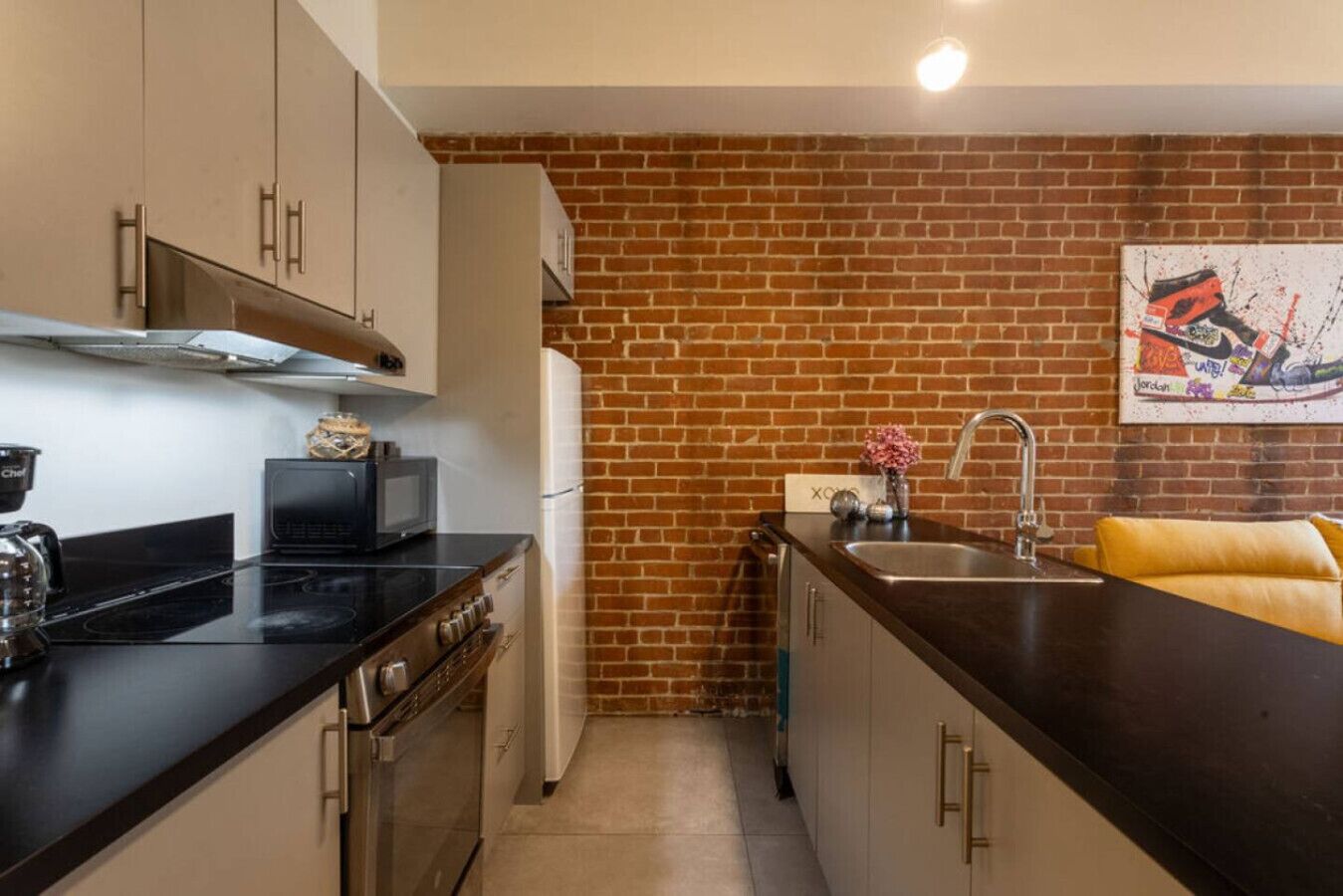 Een koelkast, een magnetron, een oven, een kookplaat