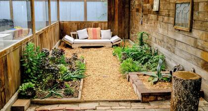 Coastal Artist Retreat with Hot Tub
