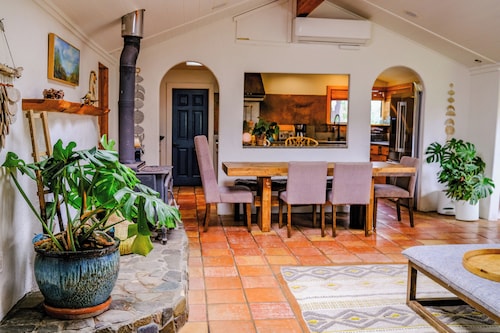 Coastal Artist Retreat with Hot Tub