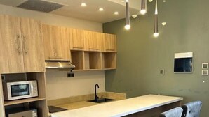 Kaffetrakter/tekoker, kjøleskap, mikrobølgeovn og kokeplater