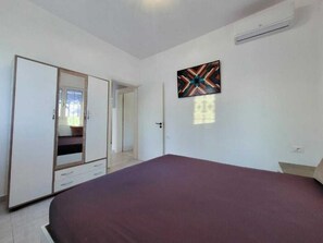 5 bedrooms, WiFi, bed sheets