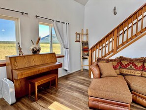 Smart TV, fireplace - Spacious Mountain View off-grid home near Grand Canyon and Flagstaff.  (Flagstaff)
