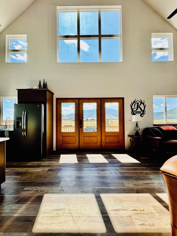 Interior - Spacious Mountain View off-grid home near Grand Canyon and Flagstaff. (Flagstaff)
