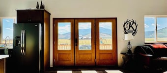 Spacious Mountain View off-grid home near Grand Canyon and Flagstaff. 