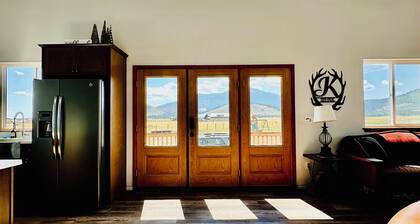 Spacious Mountain View off-grid home near Grand Canyon and Flagstaff.