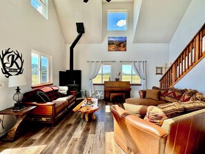 Smart TV, fireplace - Spacious Mountain View off-grid home near Grand Canyon and Flagstaff. (Flagstaff)