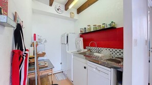 Réfrigérateur, batterie de cuisine, vaisselle et ustensiles