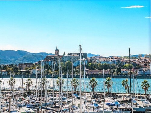 Vue sur le port de plaisance, parking à 2 pas de la grande plage
