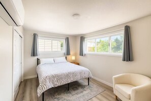 2 habitaciones, tabla de planchar con plancha, wifi y ropa de cama