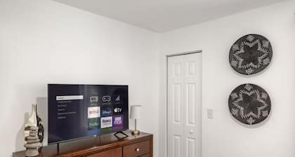 Charming 3-bedroom cottage with WiFi, AC in welcoming Athens