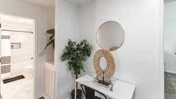 Douche, serviettes fournies, savon, papier toilette