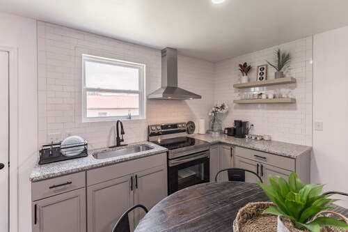 Charming 3-bedroom cottage with WiFi, AC in welcoming Athens