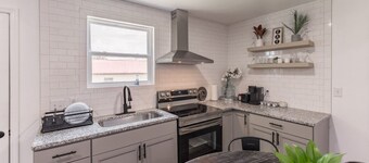 Charming 3-bedroom cottage with WiFi, AC in welcoming Athens