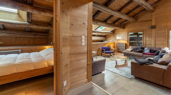 5 habitaciones, tabla de planchar con plancha y cuna de viaje 