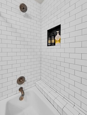 Serviettes fournies, savon, papier de toilette