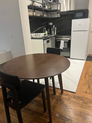 Mikrobølgeovn, ovn, kokeplater og oppvaskmaskin