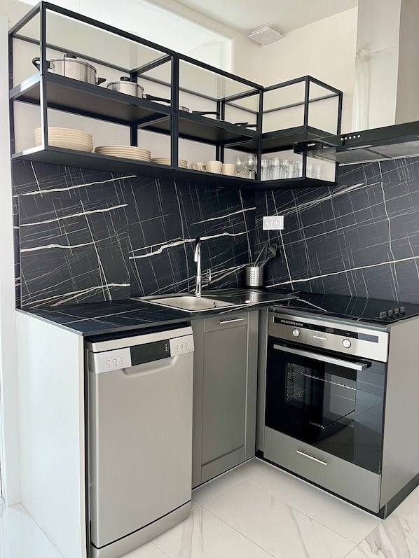 Microonde, forno, piano cottura, lavastoviglie