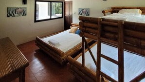 Une chambre avec un lit superposé, un bureau et une fenêtre.